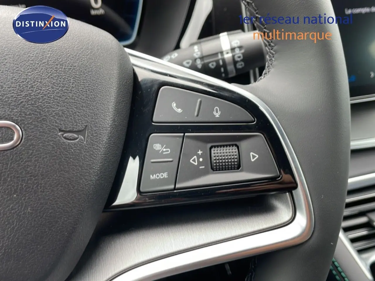 Gros plan sur les commandes au volant du BYD SEAL U 2026, finition Comfort, avec cuir noir et détails argentés.
