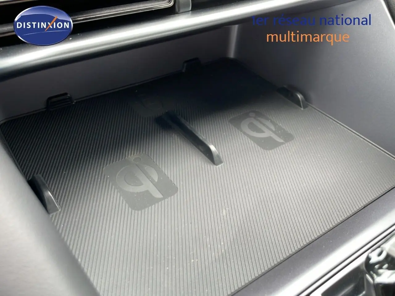 Détail du chargeur sans fil noir dans la console centrale du BYD SEAL U hybride rechargeable 2026.