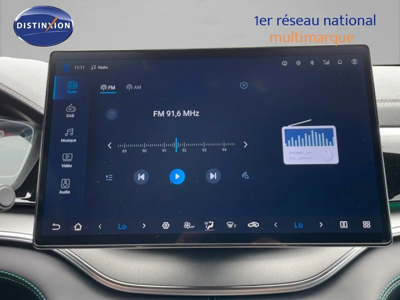 Écran tactile central du BYD SEAL U 2026 affichant la radio FM, avec tableau de bord en finition gris clair et surpiqûres vertes.