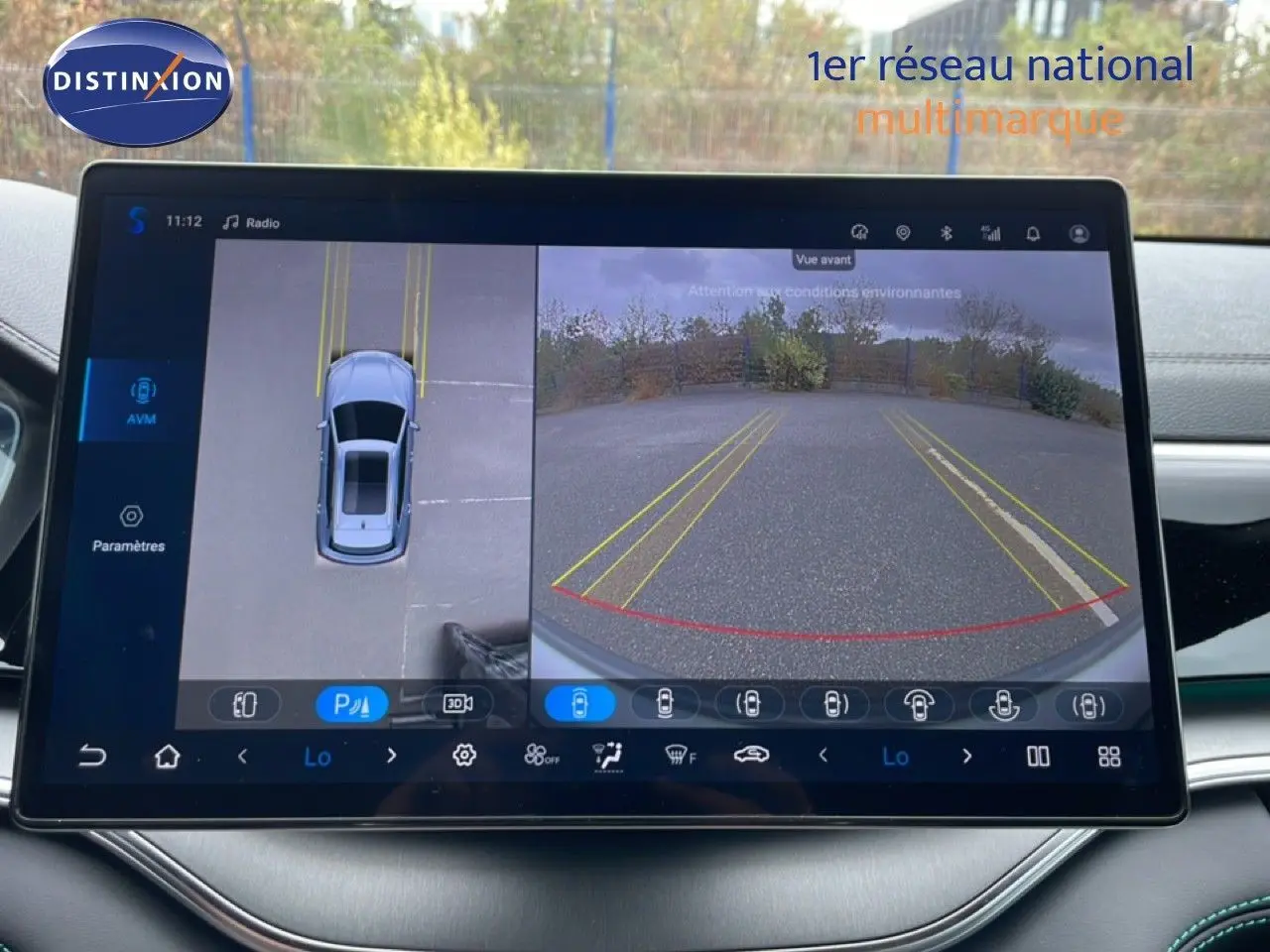 Écran intérieur du BYD SEAL U TIME GREY METAL montrant la caméra de recul et la vue 360° en stationnement.