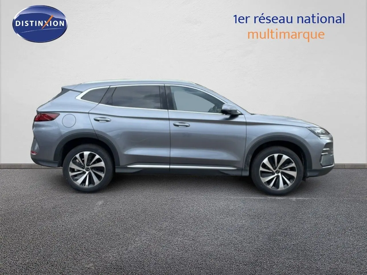 Vue latérale droite du SUV BYD SEAL U hybride rechargeable en gris métallisé avec jantes bi-ton et vitres teintées.