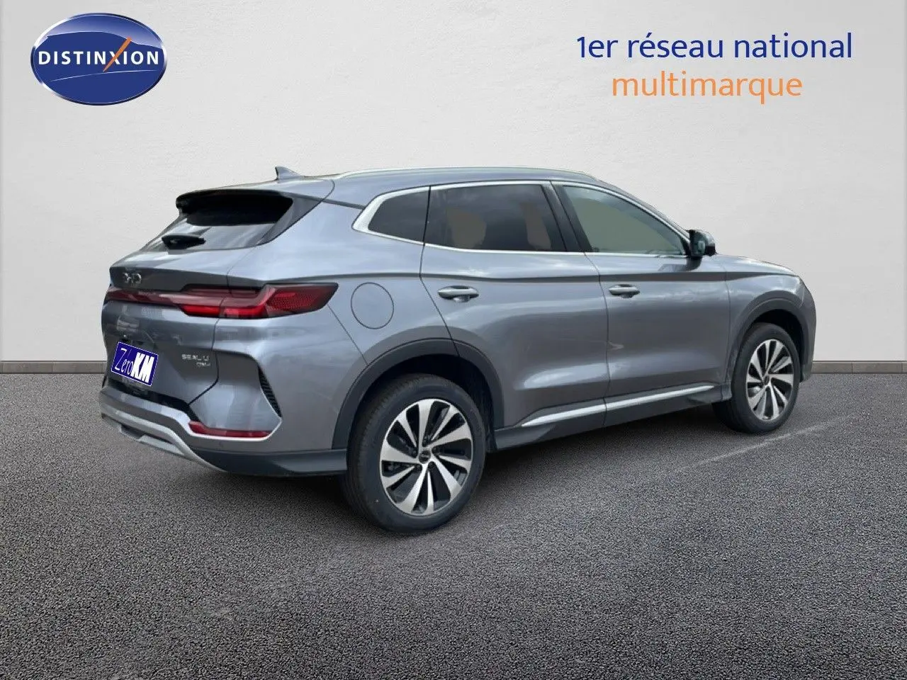 Vue 3/4 arrière droite d’un BYD SEAL U gris métallisé avec feux arrière LED et jantes bi-ton.