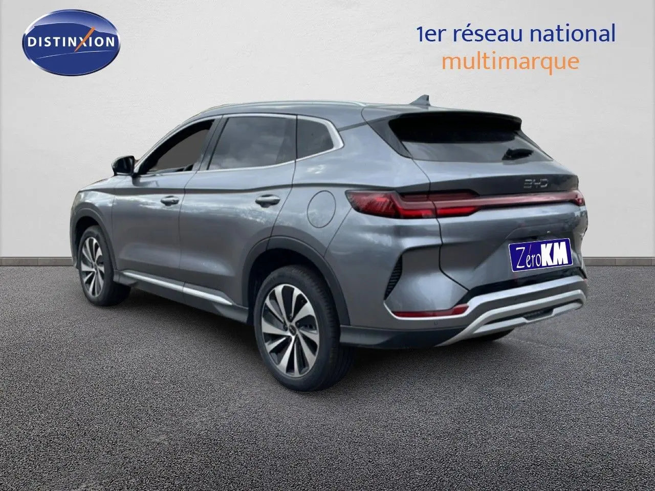 Vue 3/4 arrière droite du SUV BYD SEAL U gris métallisé avec feux arrière LED et jantes alliage bicolores.