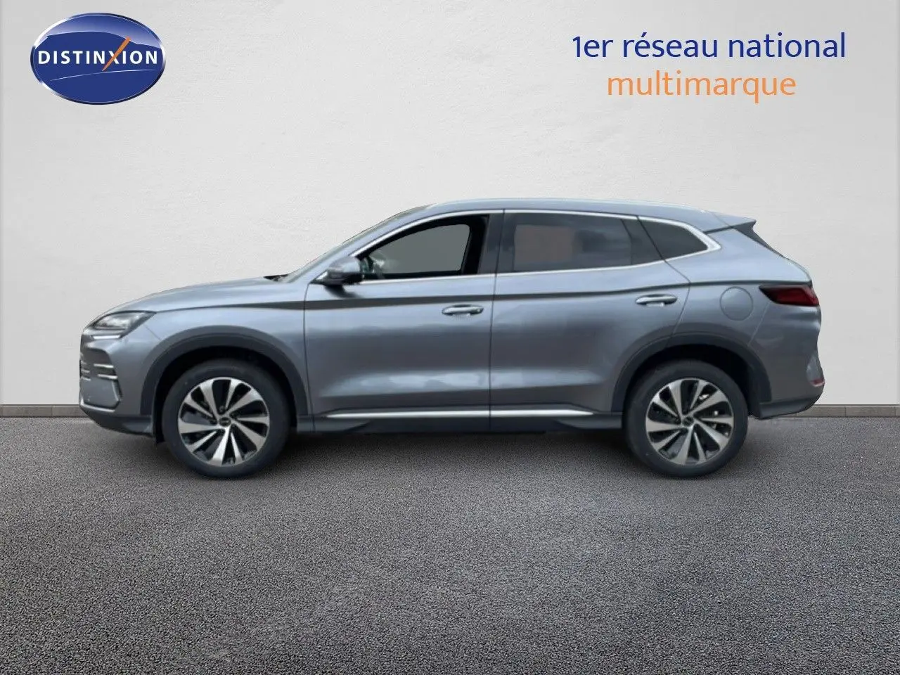Vue de profil côté gauche du SUV BYD SEAL U gris métallisé avec jantes bi-ton et lignes épurées.