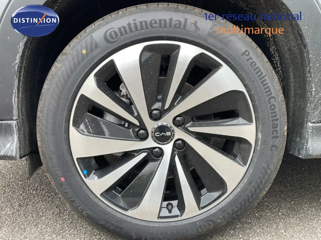 Gros plan sur la roue avant gauche du BYD SEAL U 2026 en gris Time Grey Metal avec jante alliage bicolore et pneu Continental.
