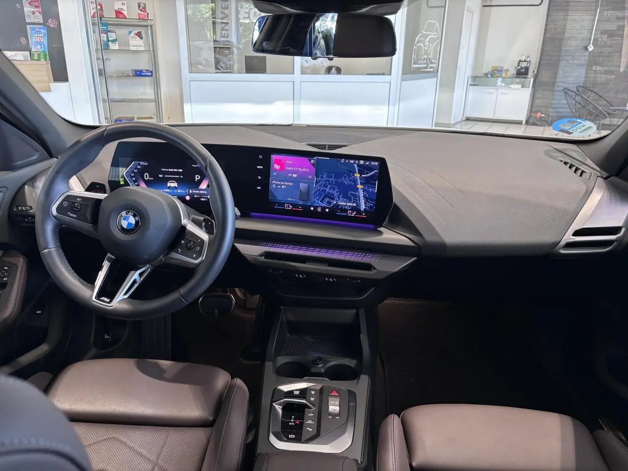 Vue intérieure de face du poste de conduite de la BMW Série 1 120d M Sport 2025 avec écran numérique et volant multifonction.