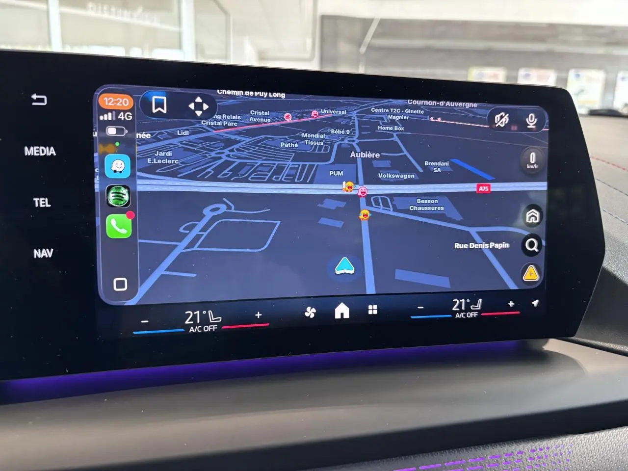Écran tactile central de la BMW Série 1 120d M Sport 2025 montrant la navigation et la climatisation à 21°C.