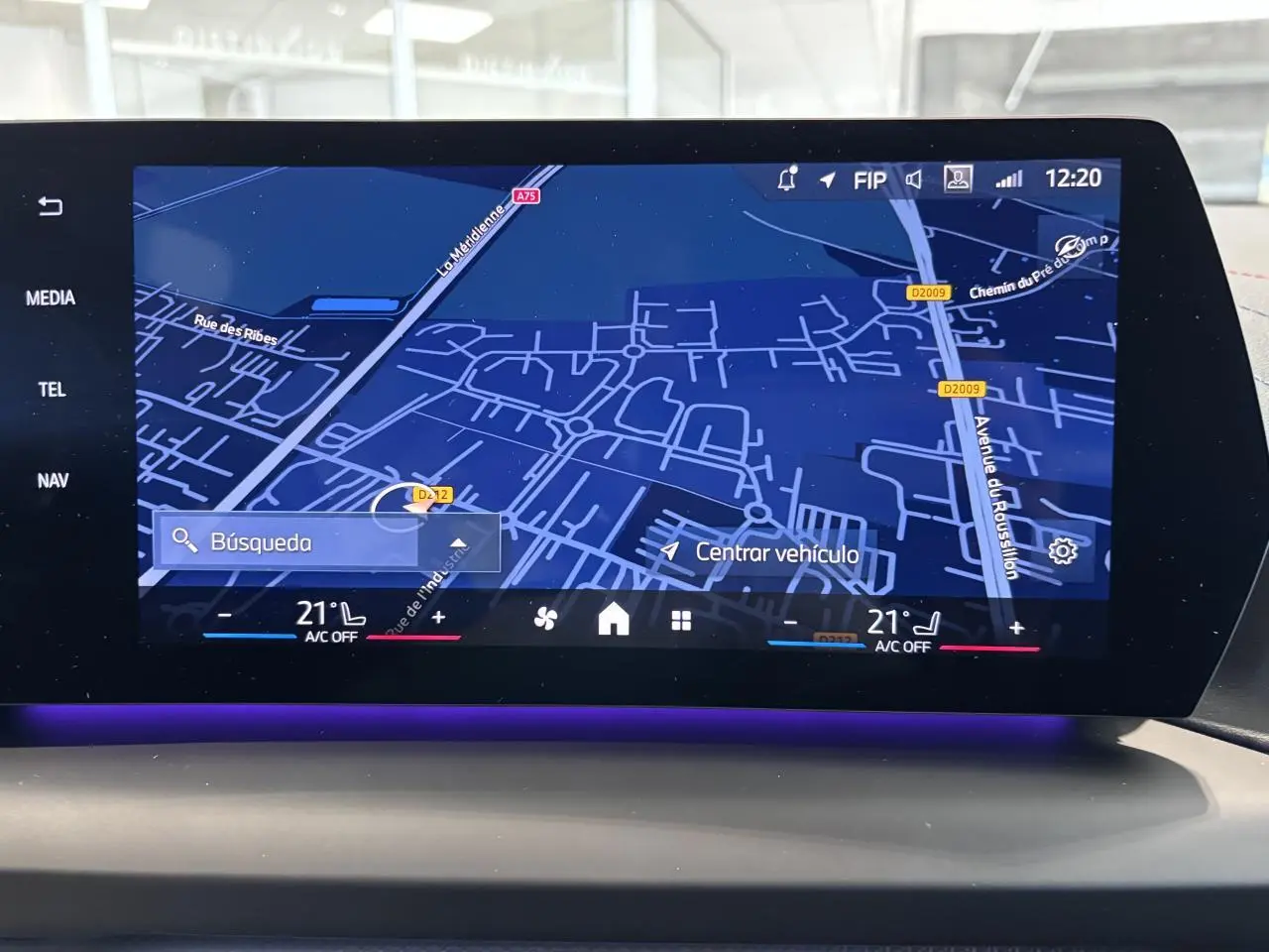 Écran de navigation intérieur de BMW Série 1 120d M Sport 2025, affichant une carte en mode nuit.