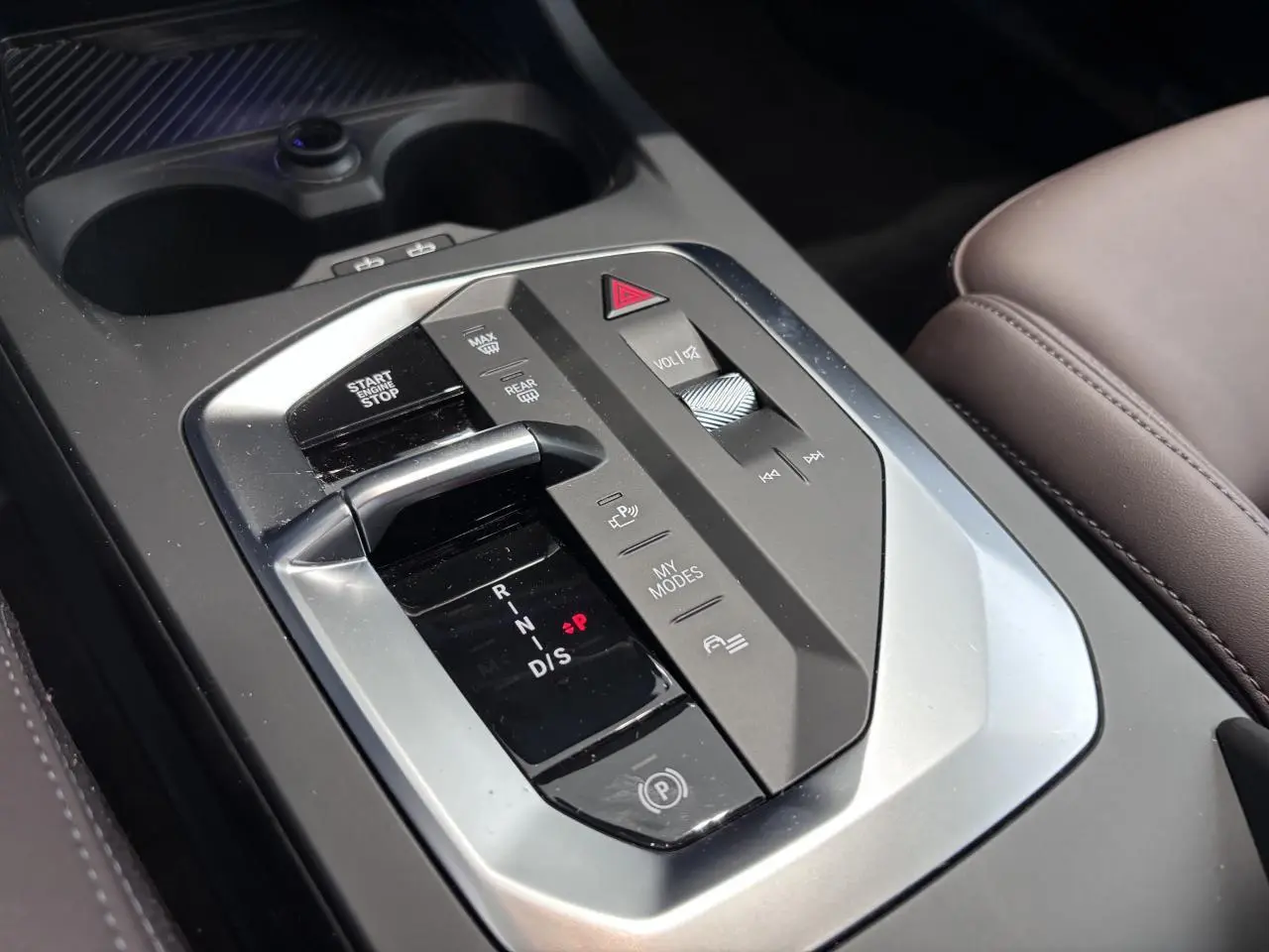Gros plan sur la console centrale de la BMW Série 1 120d M Sport 2025, avec levier de boîte auto et commandes intégrées.
