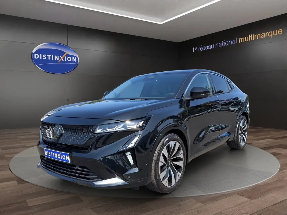 Renault Rafale noir en 3/4 avant droit, avec calandre moderne et jantes alliage distinctives, présenté en showroom.