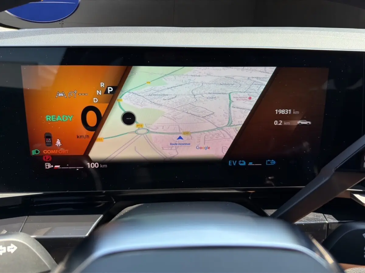 Affichage numérique du combiné d'instruments de la Renault Rafale 2025, avec navigation et indicateurs de conduite.