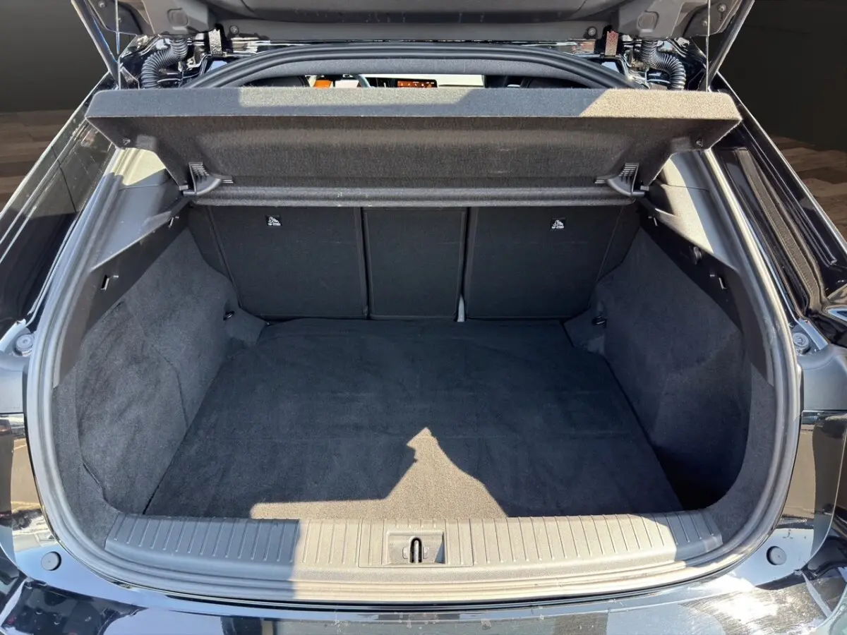 Coffre ouvert vu de l'arrière d'une Renault Rafale noire, montrant un espace de chargement vide et propre.
