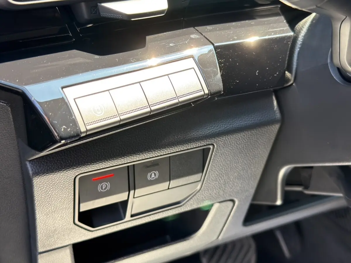Détail du tableau de bord noir côté conducteur avec commandes électroniques et finition brillante sur Renault Rafale 2025.