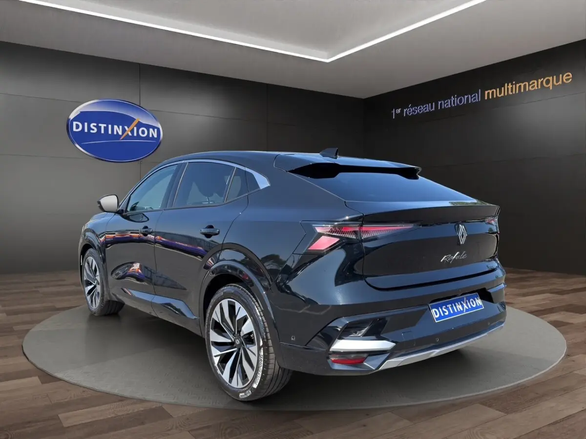 Vue 3/4 arrière droite du Renault Rafale noir 2025 avec feux arrière LED et jantes alliage distinctives.