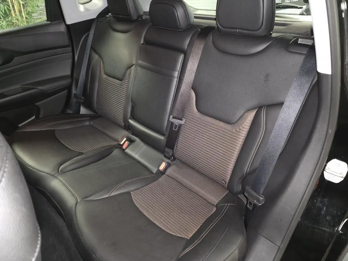 Vue rapprochée de la banquette arrière en sellerie mixte noir et bronze du Jeep Compass 2024 noir.