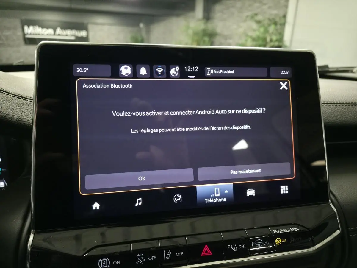 Vue intérieure centrée sur l'écran tactile du tableau de bord du Jeep Compass 2024, affichant la connexion Android Auto.