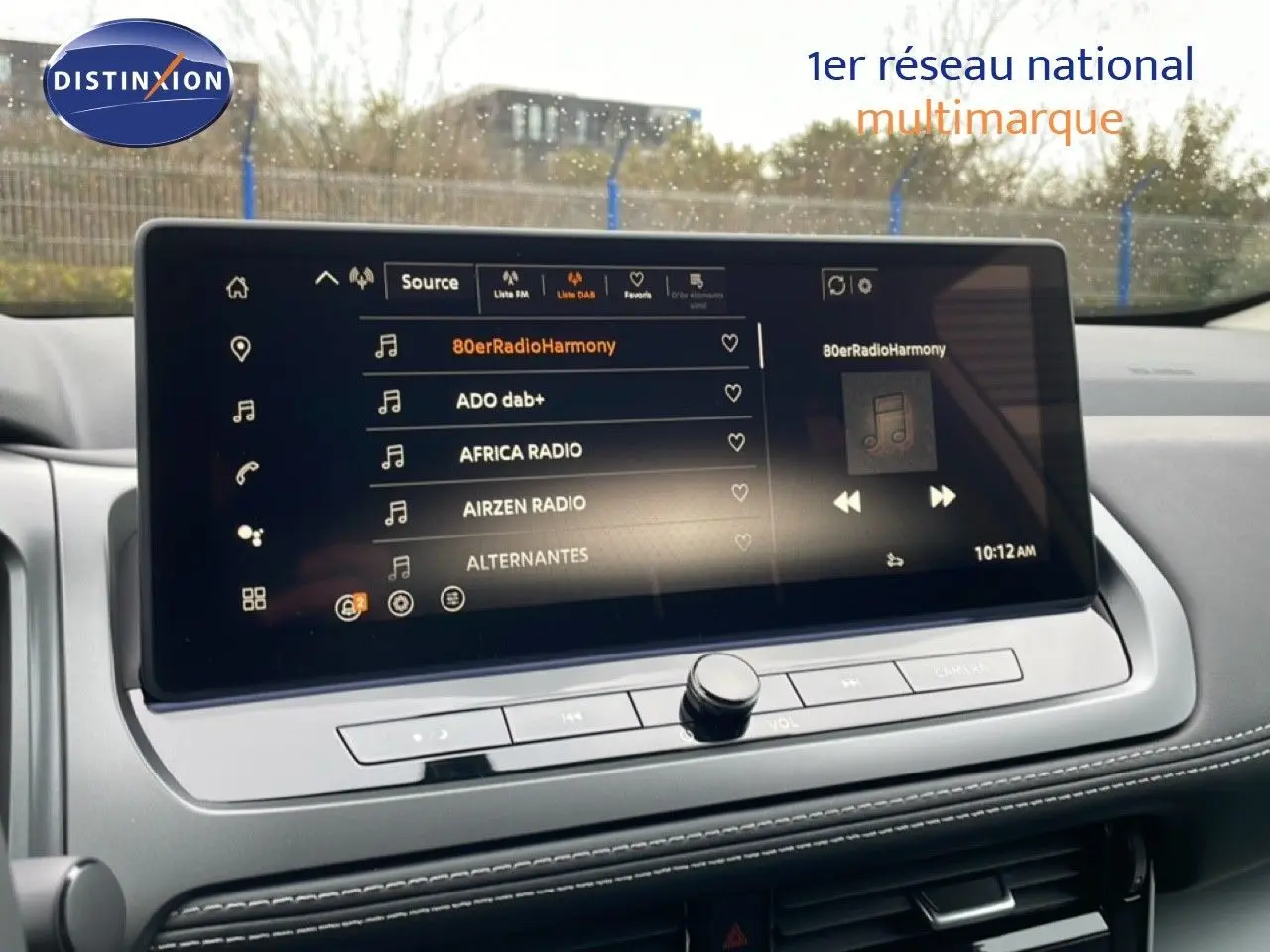 Écran tactile central du Nissan Qashqai 2025 affichant les stations radio, vue intérieure avant.