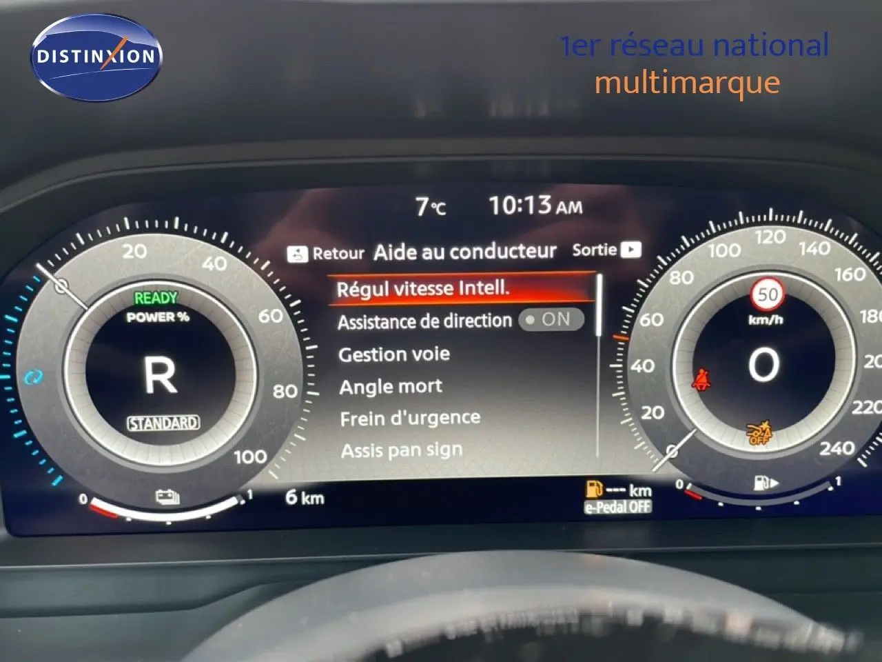 Tableau de bord numérique du Nissan Qashqai 2025 affichant l'aide au conducteur et la vitesse à 0 km/h.