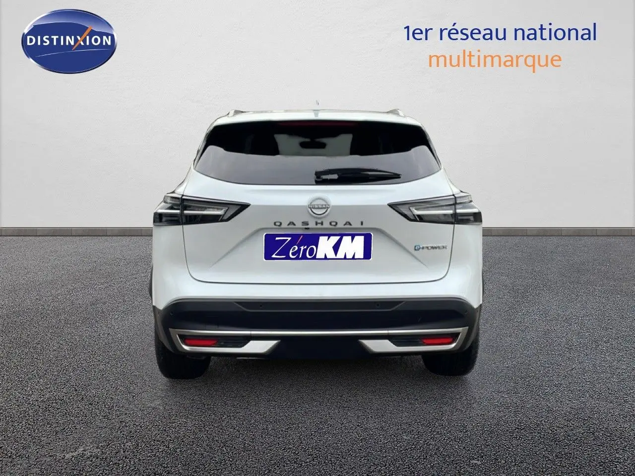 Vue arrière du Nissan Qashqai blanc nacré métal 2025 avec logo e-Power et feux arrière LED distinctifs.