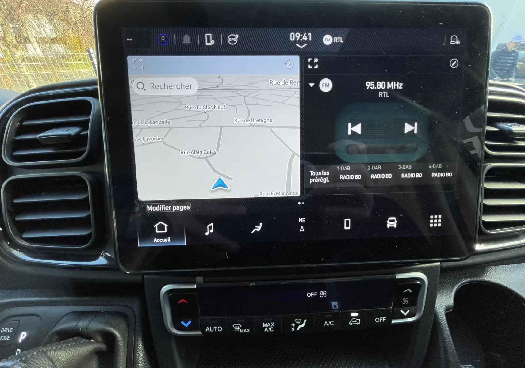 Écran tactile central du Peugeot Boxer Fourgon blanc 2025 affichant GPS et radio, avec commandes climatisation en dessous.