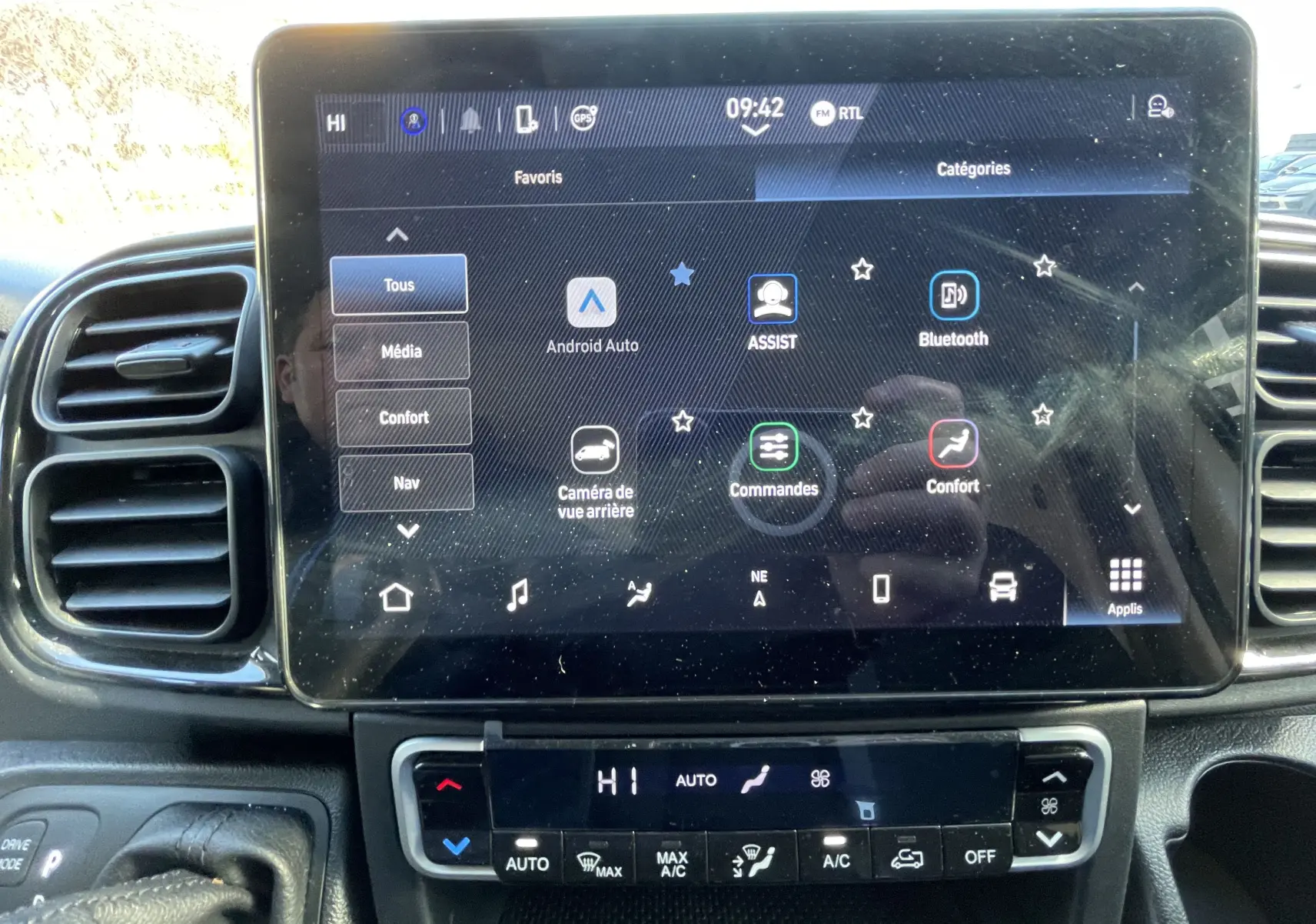 Écran tactile central du tableau de bord du Peugeot Boxer Fourgon blanc, affichant les commandes multimédia et climatisation.