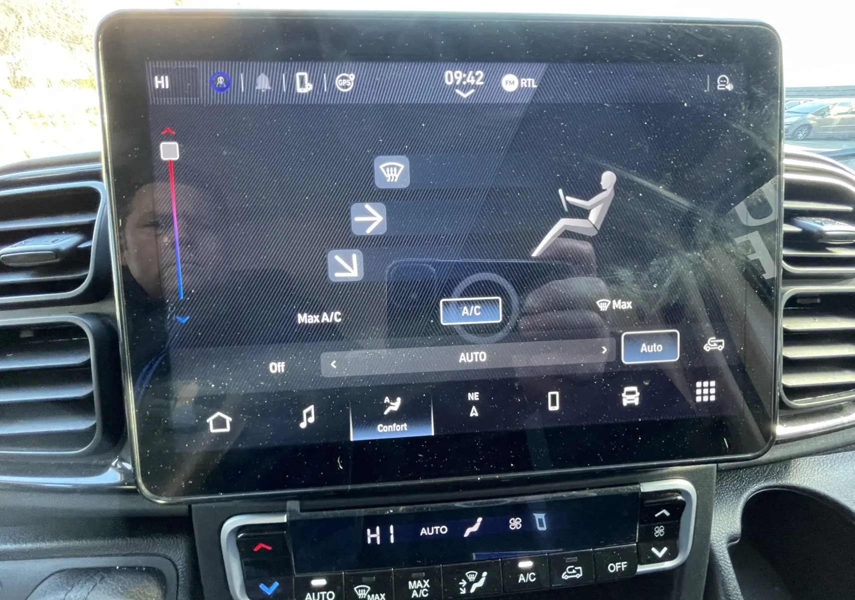 Écran tactile central du tableau de bord du Peugeot Boxer Fourgon blanc, affichant la climatisation automatique.