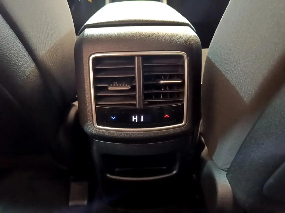 Détail de la commande de climatisation arrière digitale du Kia Sportage 2022, entre les sièges noirs.