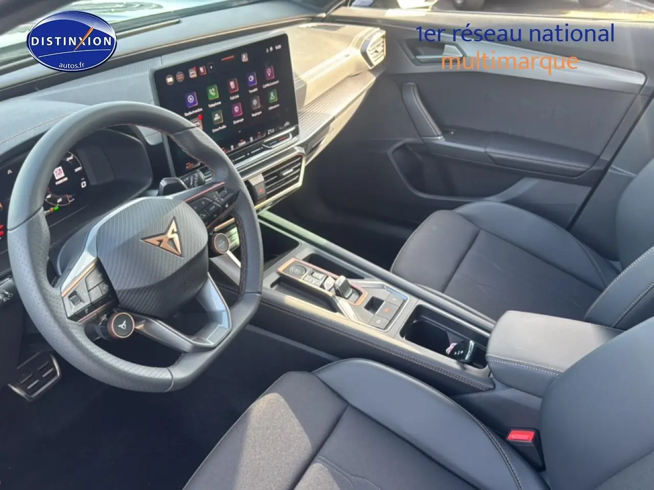 Intérieur de la CUPRA Formentor 1.5 ETSI Hybrid 2026 vu côté conducteur, volant cuir et écran tactile central.