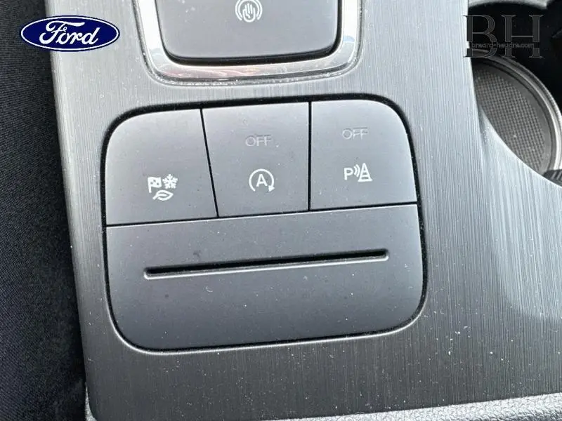 Gros plan sur les boutons de commande gris foncé de la console centrale du Ford Kuga blanc Glacier 2021.