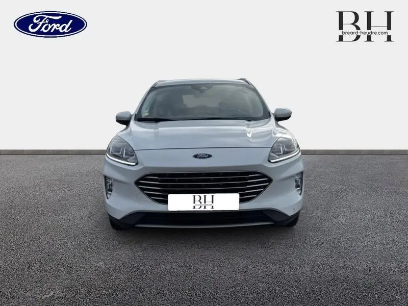 Vue de face du Ford Kuga blanc Glacier 2021 avec calandre noire et phares LED distinctifs.