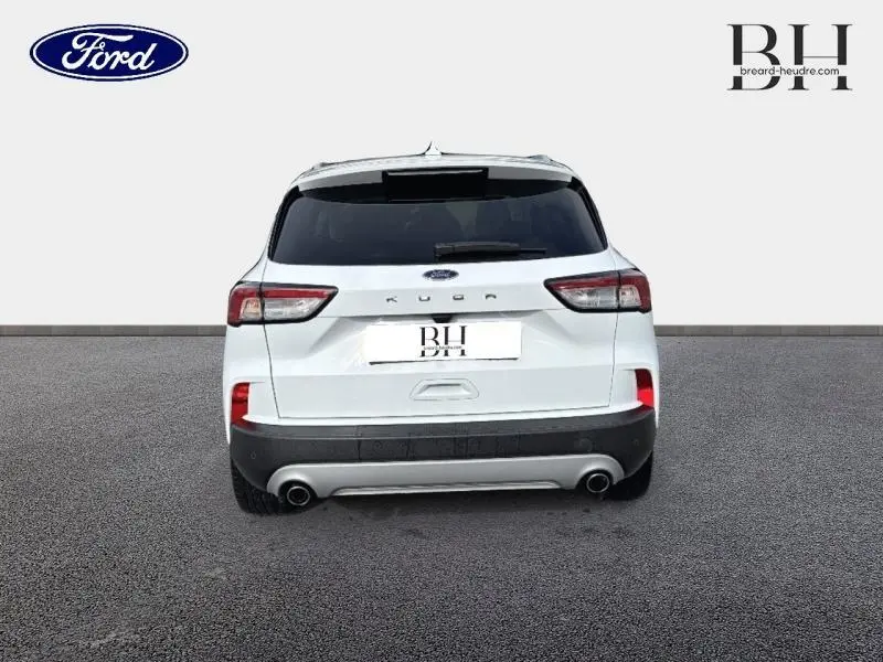 Vue arrière d'un Ford Kuga blanc Glacier 2021 avec feux LED et double sortie d'échappement visible.
