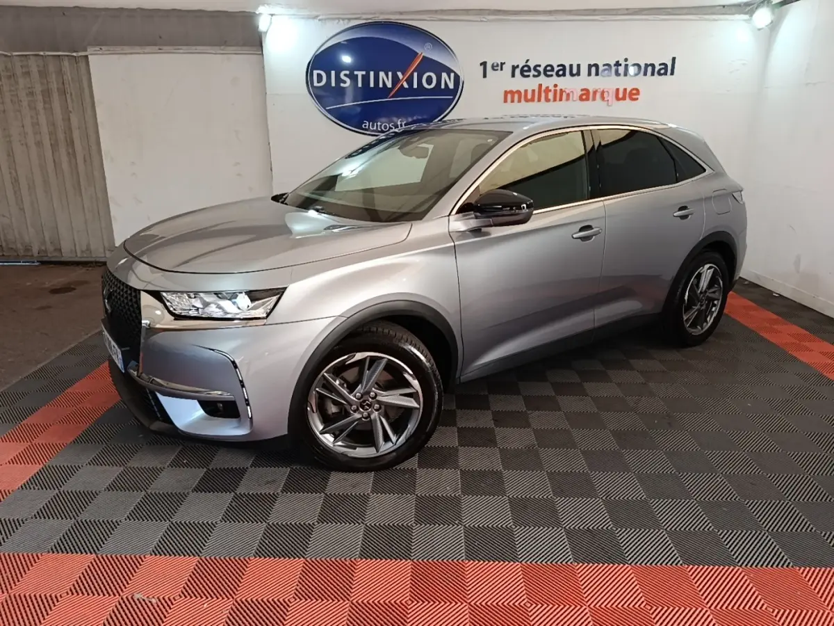 DS7 Crossback E-TENSE 225 gris foncé en 3/4 avant droit, avec jantes alliage et vitres teintées.