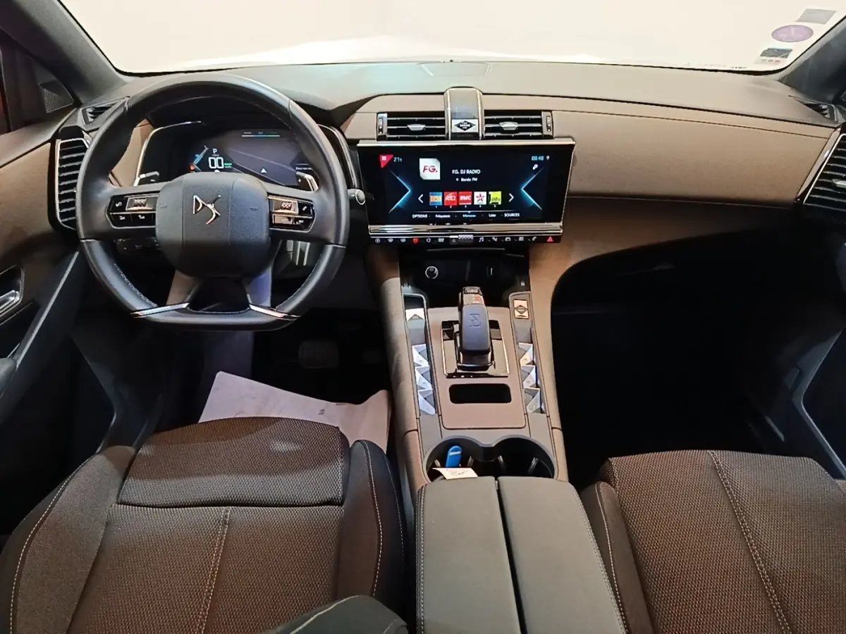 Vue intérieure avant du DS7 Crossback E-TENSE 225 Business, volant cuir multifonctions et écran tactile central 12 pouces.