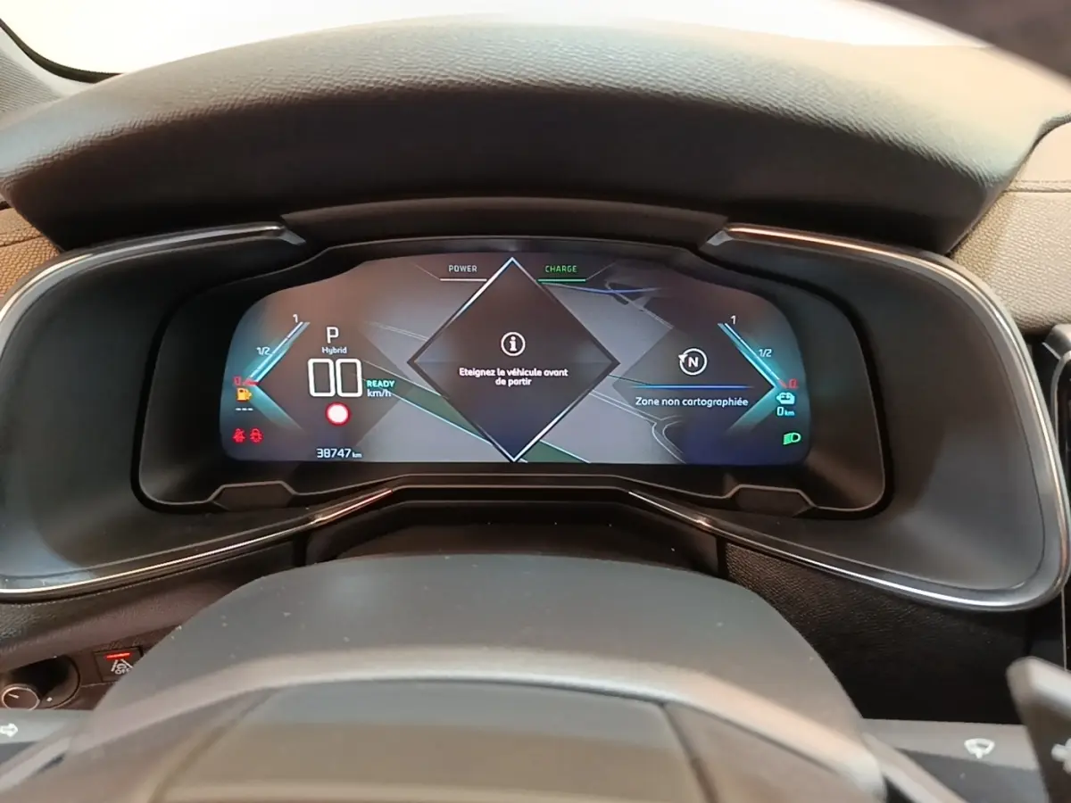 Vue rapprochée du tableau de bord digital du DS7 Crossback E-TENSE 225, affichage des informations de conduite.