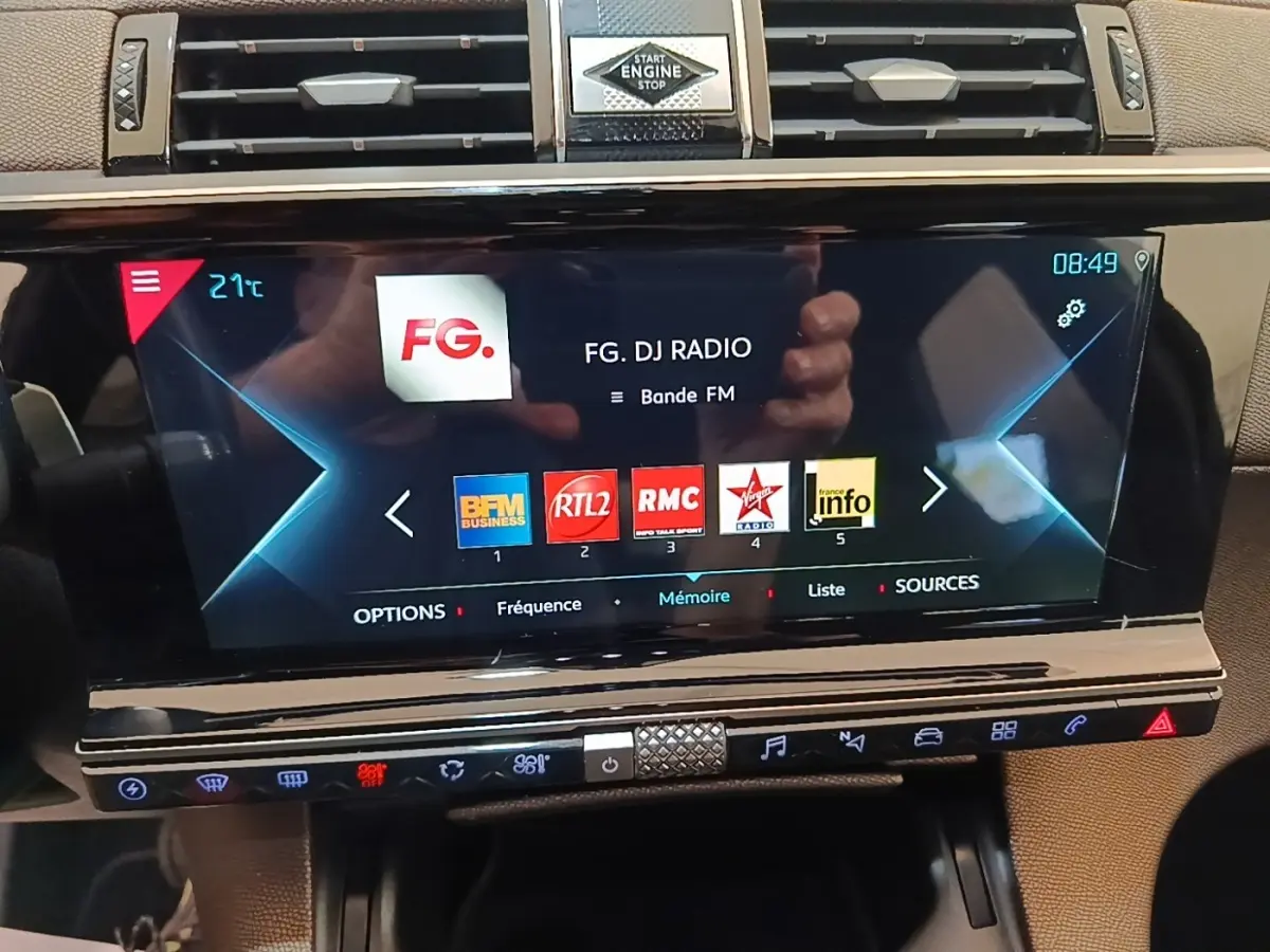 Écran tactile central du DS7 Crossback E-TENSE 225 Business affichant les stations radio, vue intérieure avant.