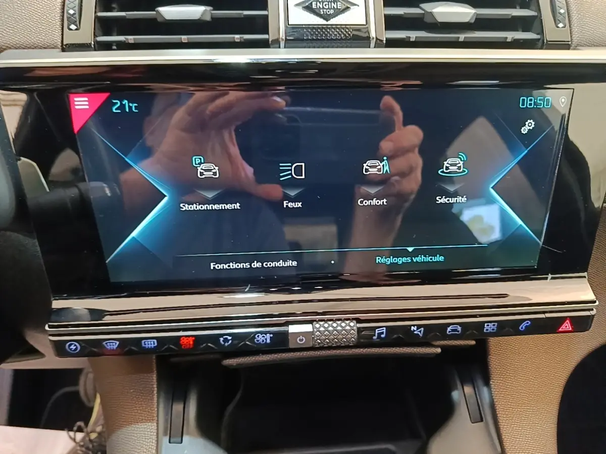 Écran tactile central du DS7 Crossback E-TENSE 225 Business, affichant les réglages véhicule, intérieur beige.