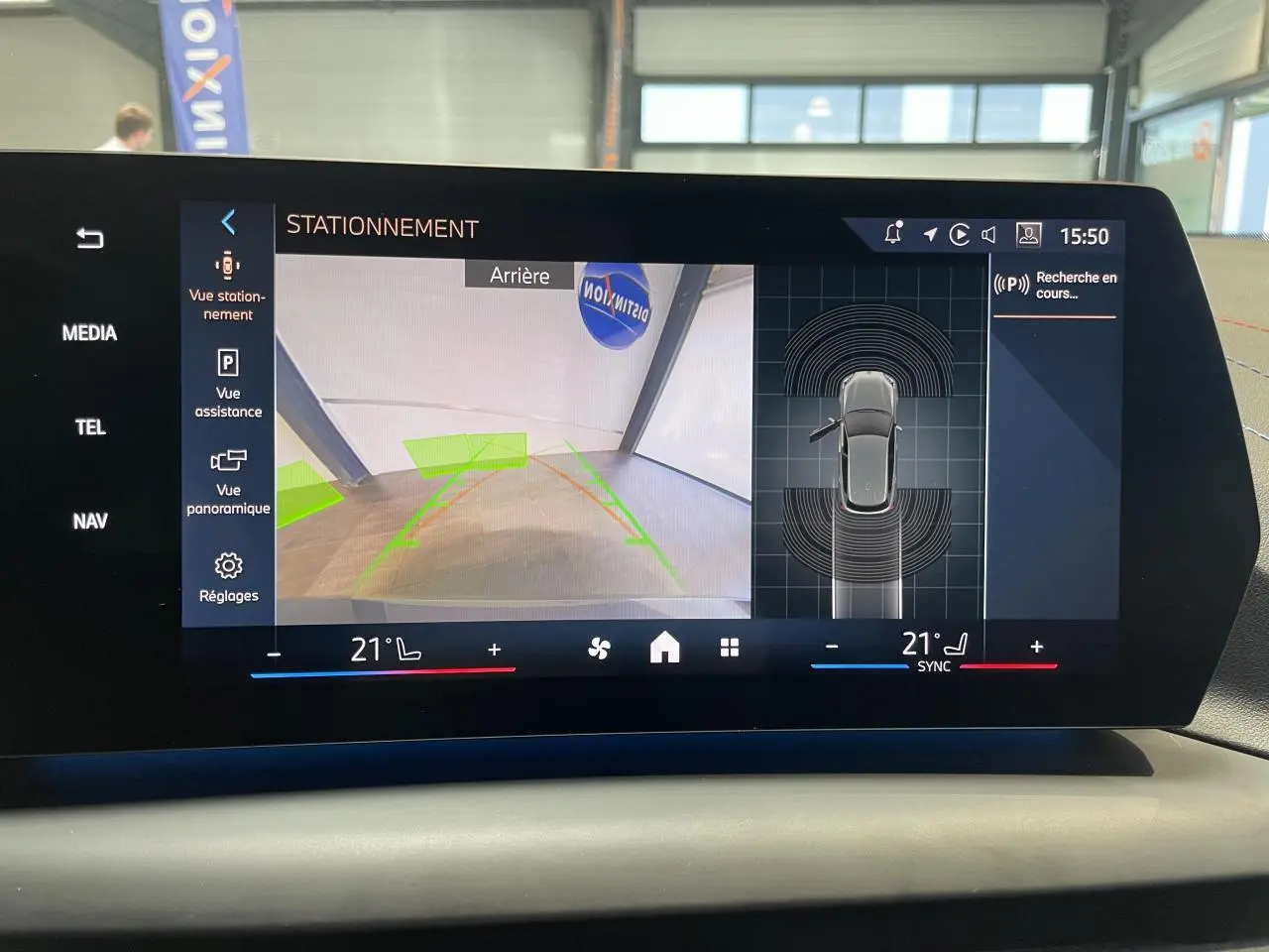 Écran de caméra de recul et vue 360° du BMW Série 1 gris, affichage intérieur du système de stationnement.