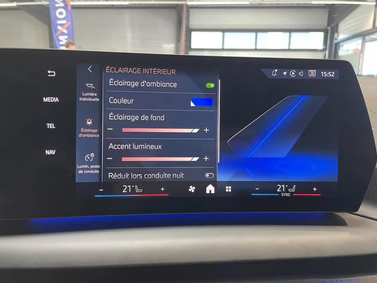 Écran tactile intérieur de BMW Série 1 120d M Sport affichant réglages d’éclairage d’ambiance en bleu.