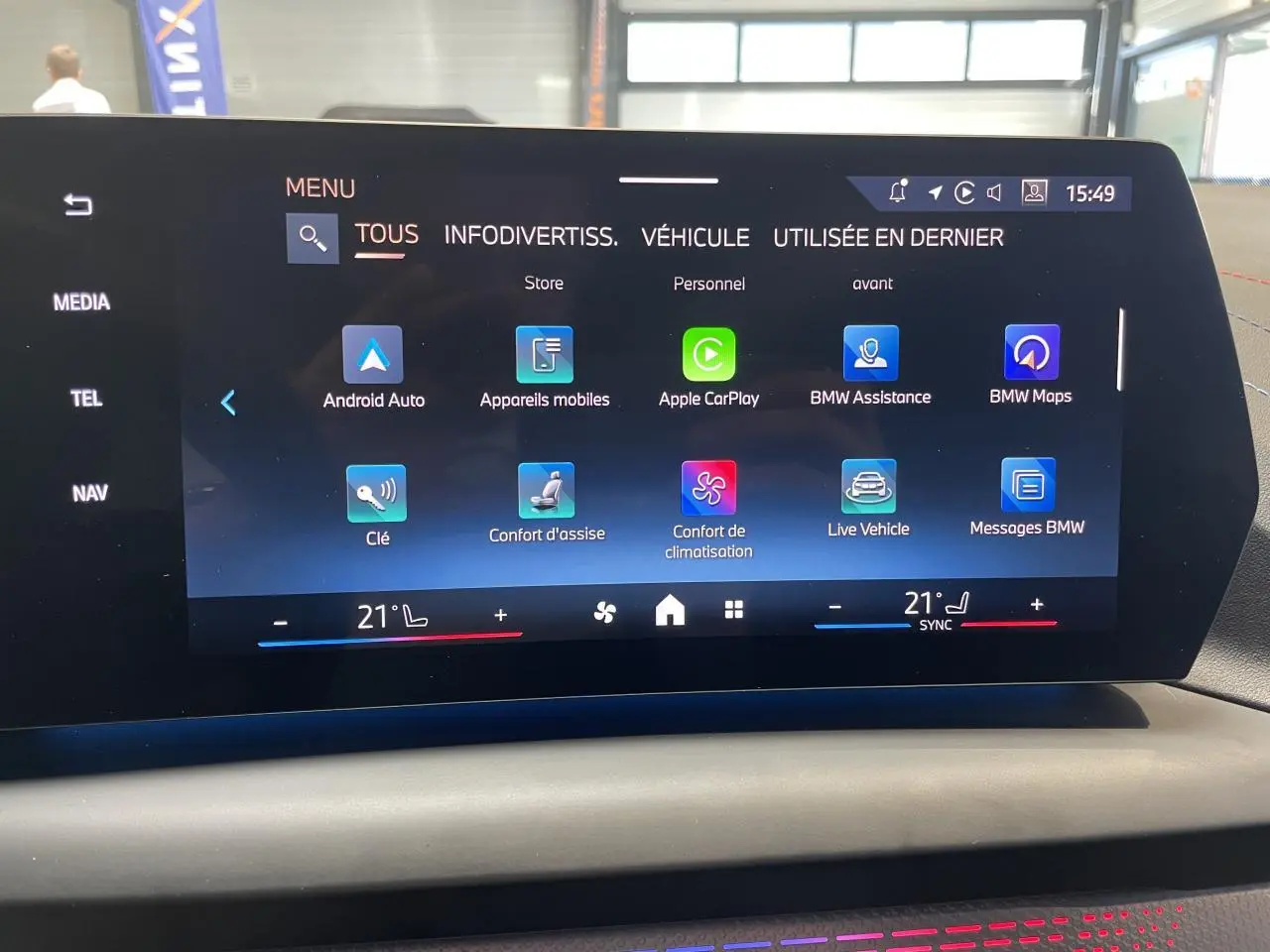 Écran tactile central affichant le menu multimédia et connectivité dans une BMW Série 1 120d M Sport 2025.