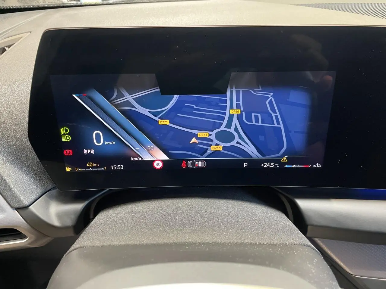 Affichage numérique du tableau de bord BMW Série 1 120d M Sport avec navigation et indicateurs, vue frontale rapprochée.