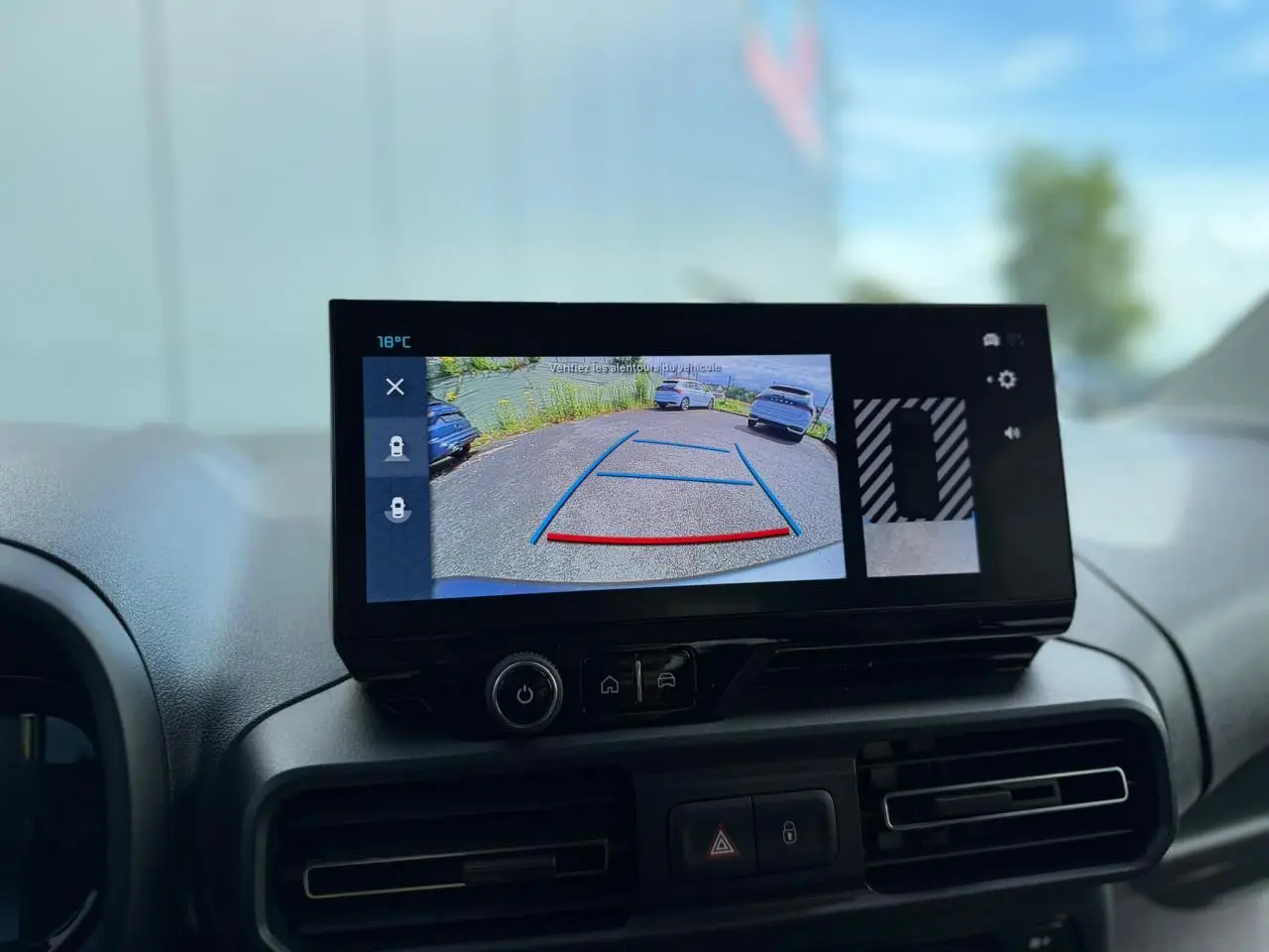 Écran tactile intérieur du Citroën Berlingo Multispace 2026 montrant la caméra de recul en action.