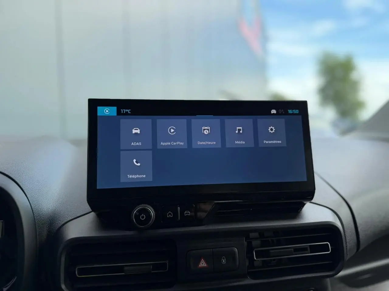 Écran tactile central du tableau de bord du Citroën Berlingo Multispace 2026, interface Apple CarPlay visible.