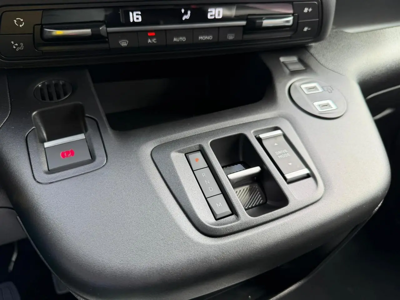 Gros plan sur la console centrale du Citroën Berlingo Multispace 2026, montrant la commande de boîte auto et le sélecteur de mode de conduite.