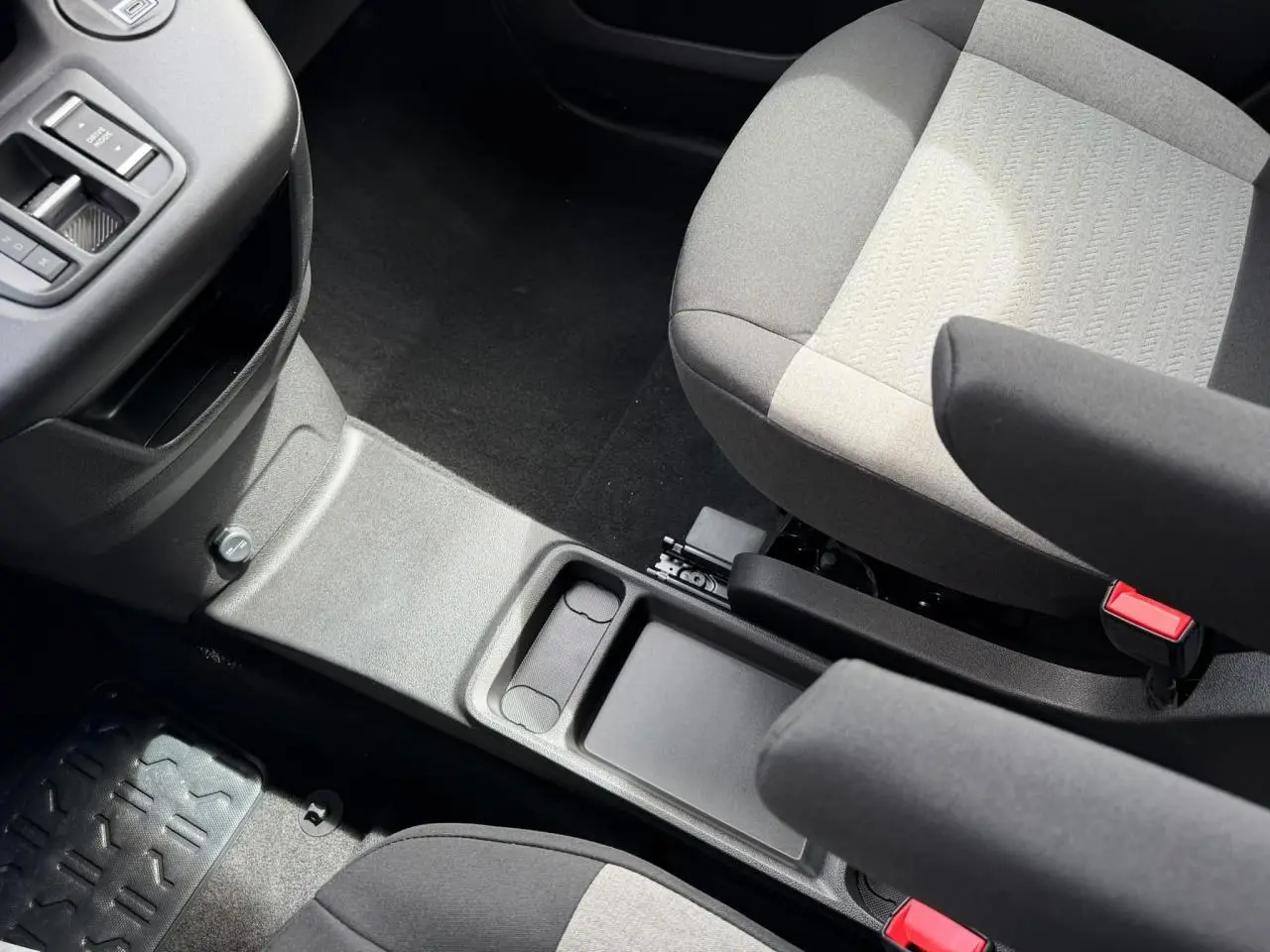 Vue intérieure du Citroën Berlingo Multispace 2026 montrant la console centrale et les sièges gris clair et foncé.