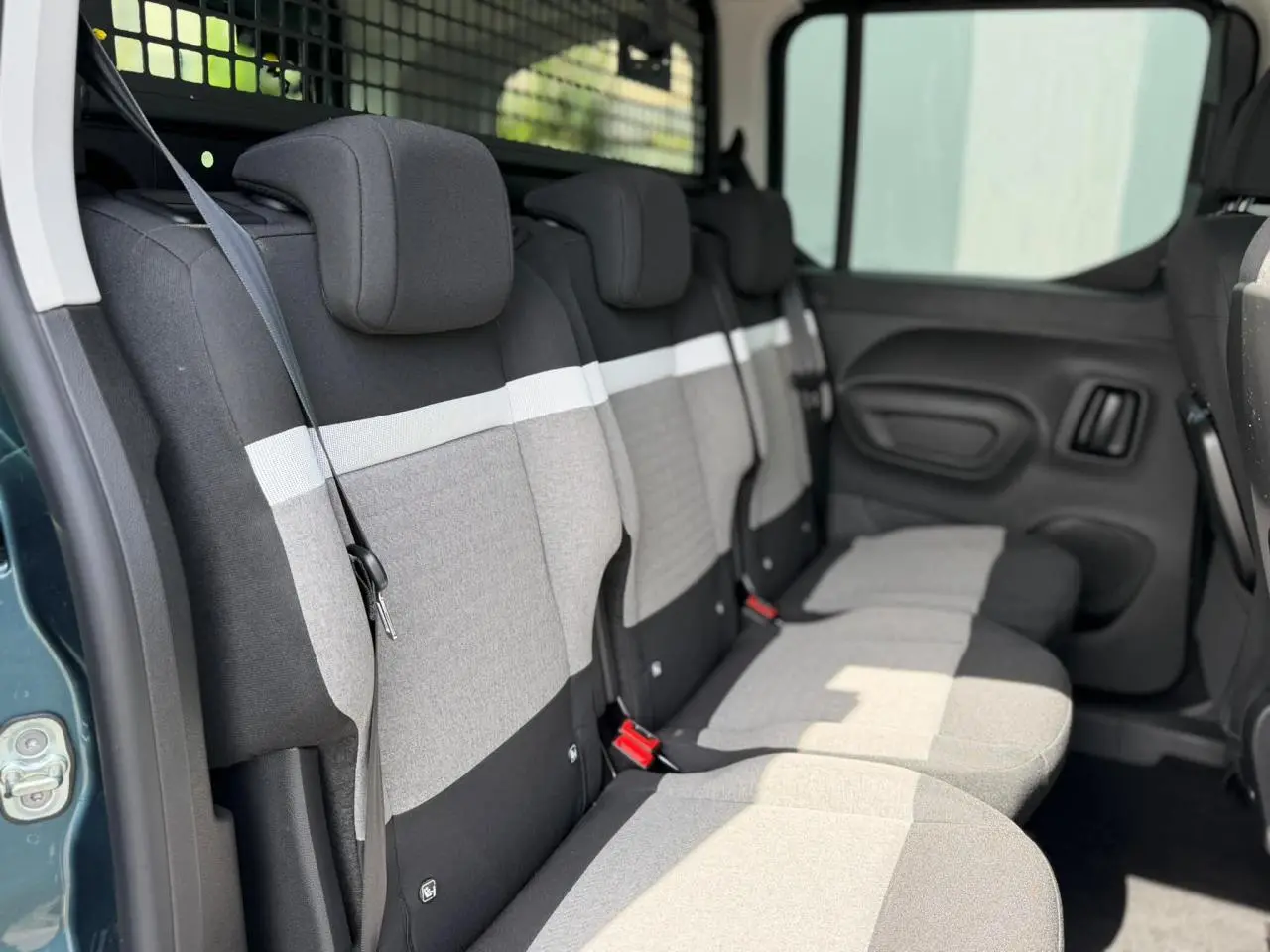 Vue intérieure côté droit des trois sièges arrière indépendants gris et noirs du Citroën Berlingo Multispace 2026.