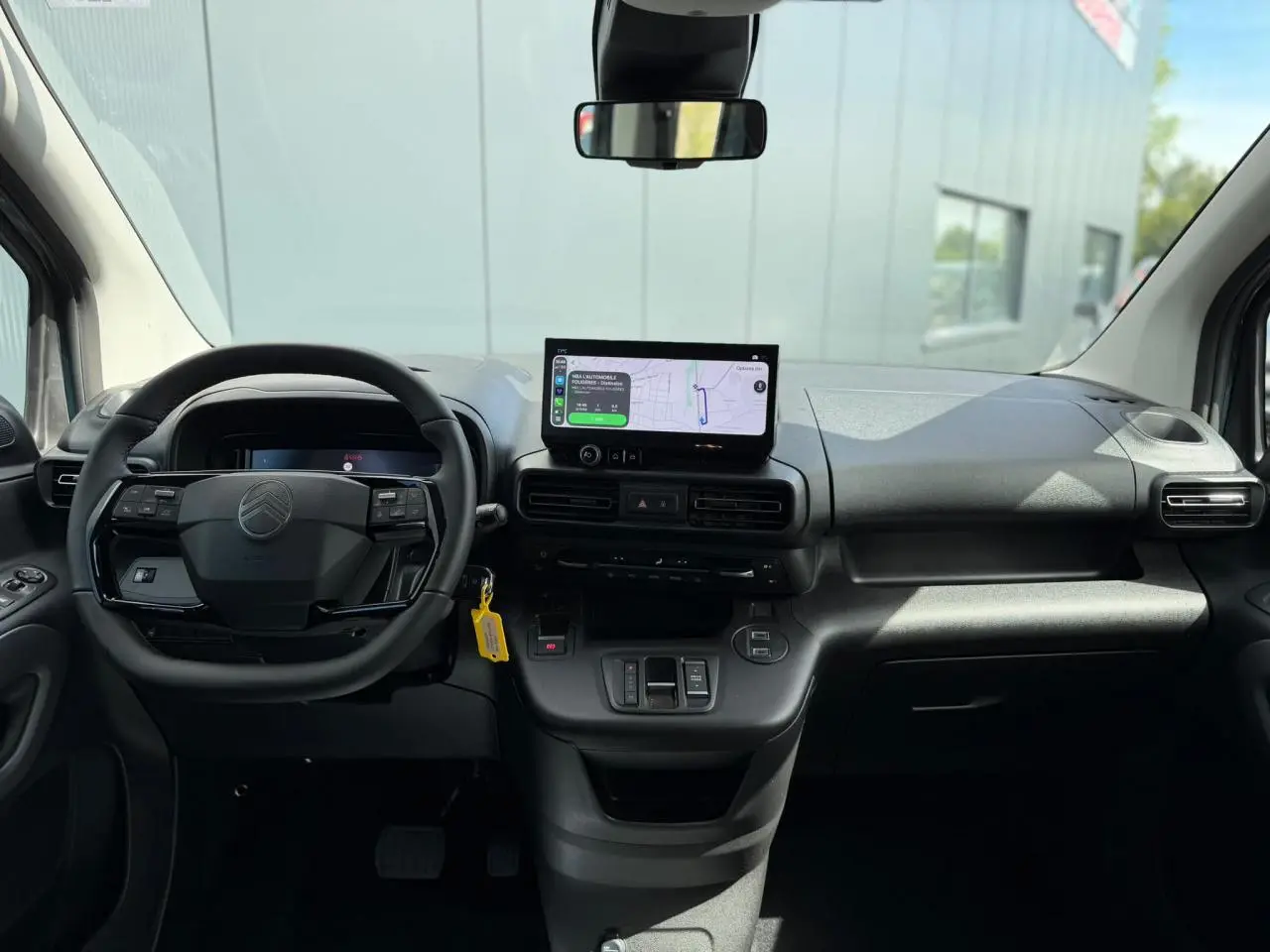 Vue intérieure frontale du tableau de bord du Citroën Berlingo Multispace 2026 avec écran tactile et volant multifonctions noir.