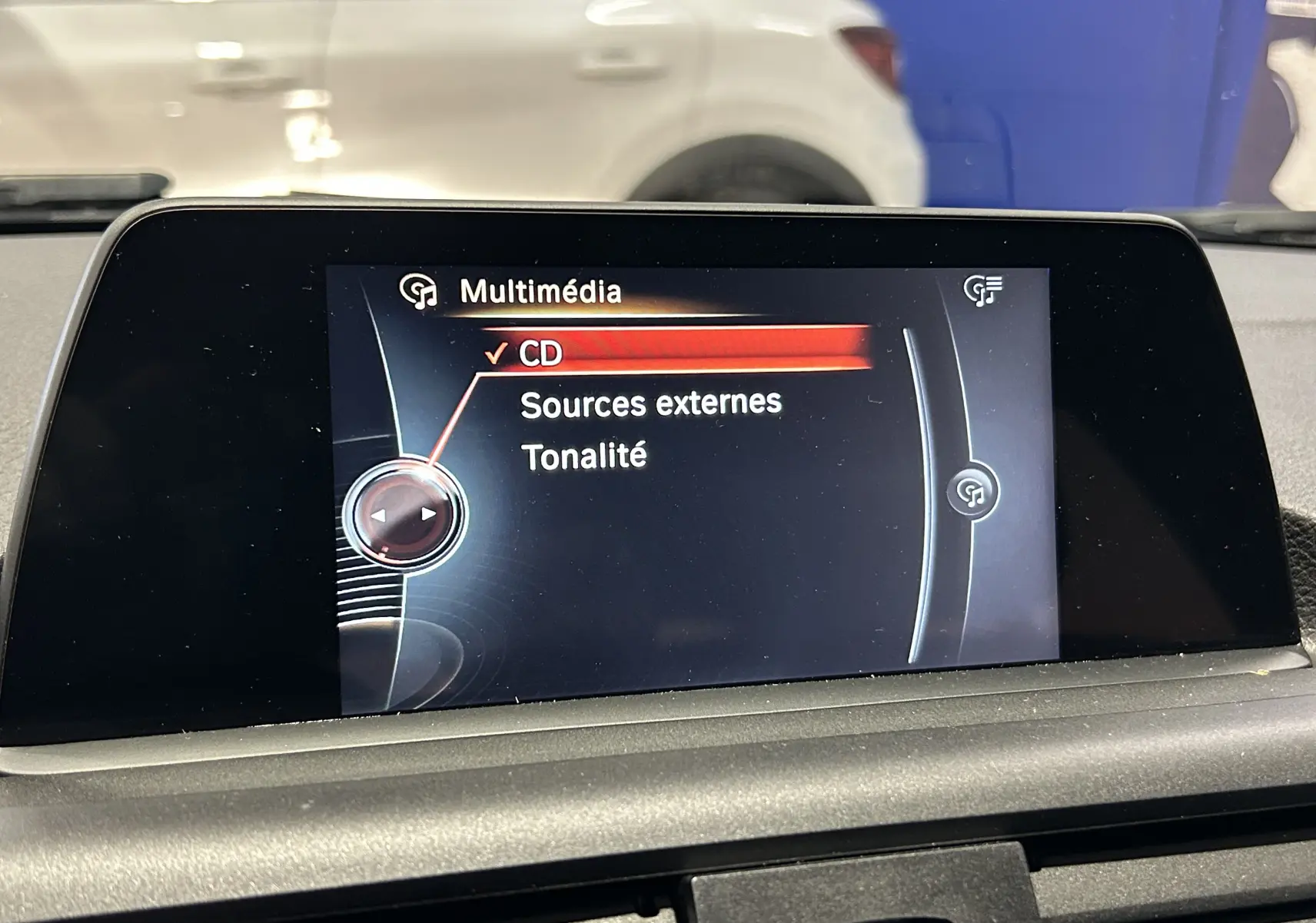 Écran multimédia de BMW Série 1 116d Business 2015 montrant le menu CD avec options audio, vue intérieure frontale.
