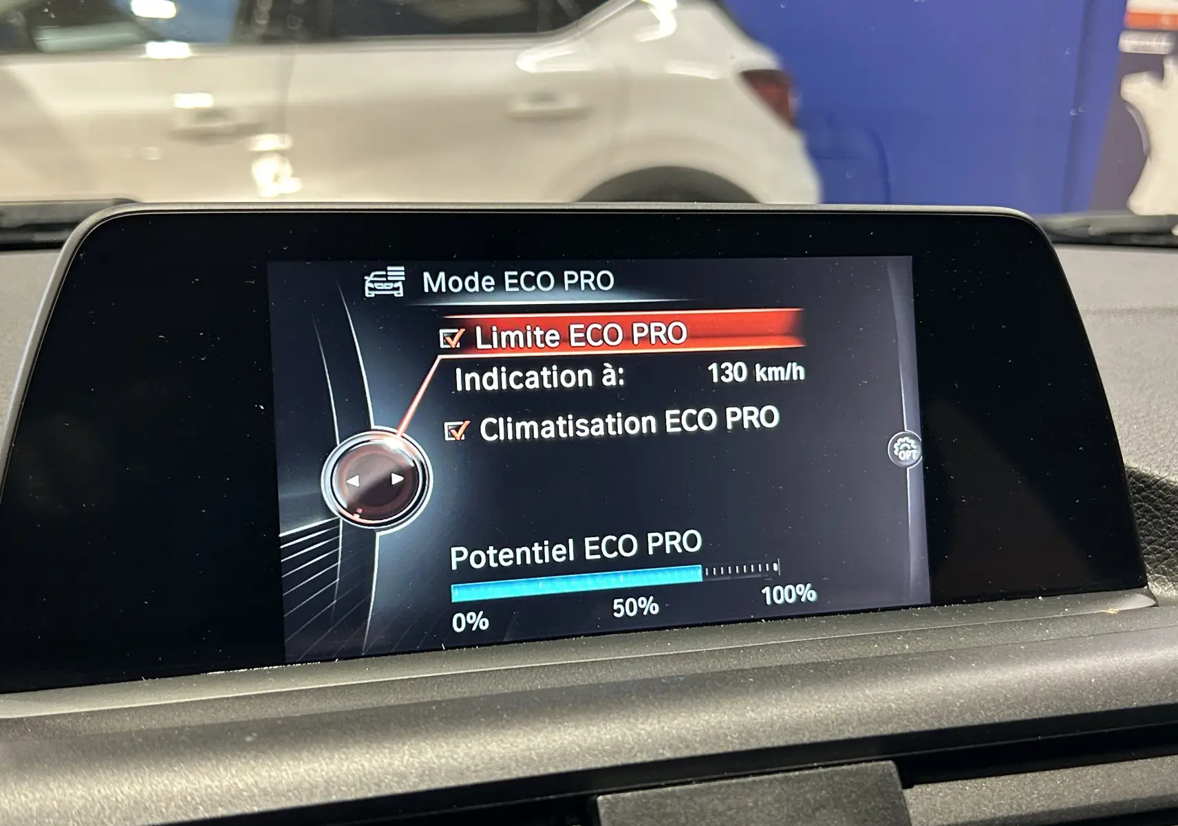 Écran central de BMW Série 1 116d Business 2015 montrant le mode ECO PRO avec limite à 130 km/h.