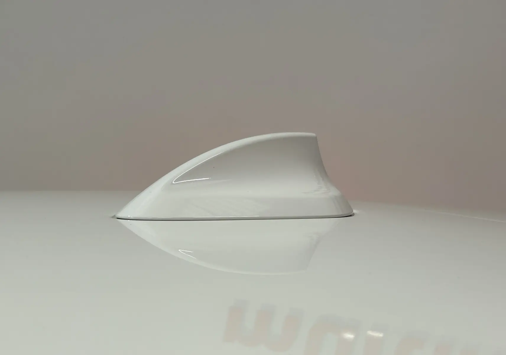 Gros plan sur l’antenne requin blanche sur le toit d’une BMW Série 1 116d Business 2015.