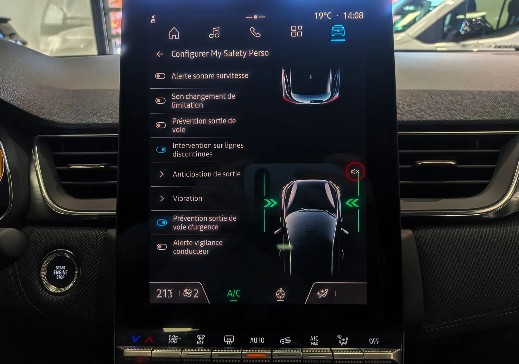 Écran tactile central du Renault Captur E-TECH 2025 montrant les réglages d'aide à la conduite dans un intérieur noir.